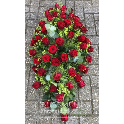 Rouwarrangement van rode rozen langwerpig en ovaal model